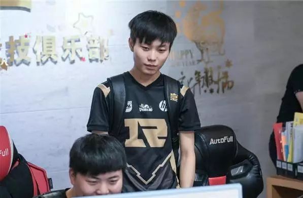 在比赛初期 在比赛初期