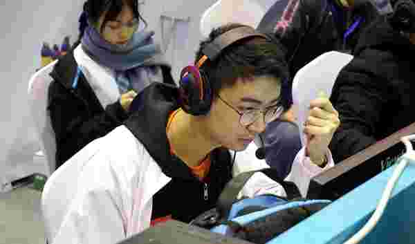 主席隆重宣 主席隆重宣